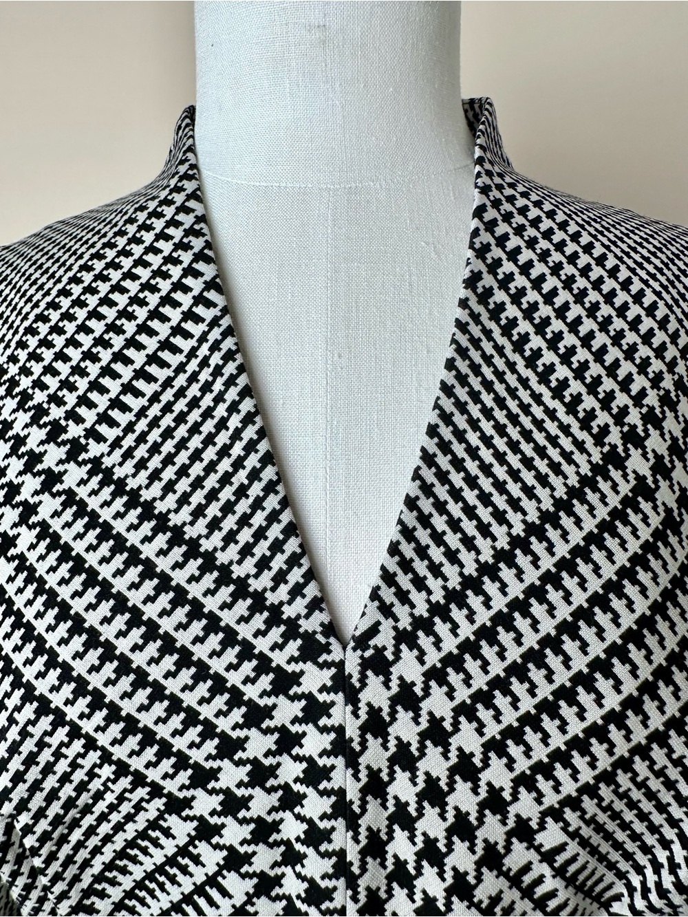 Escada V-Neck Bell-Sleeve Houndstooth Sheath Dress - Picture 10 of 11